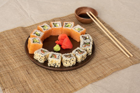Eine reihe von sushi-rollen auf einer platte
