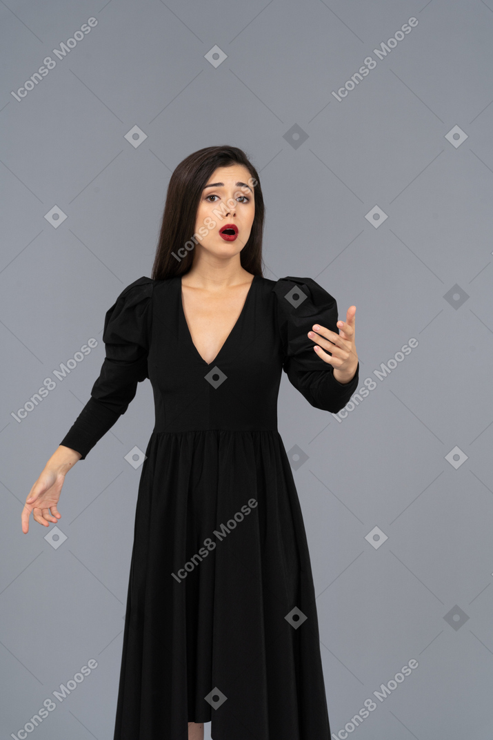 Vista frontal de uma cantora de ópera de vestido preto