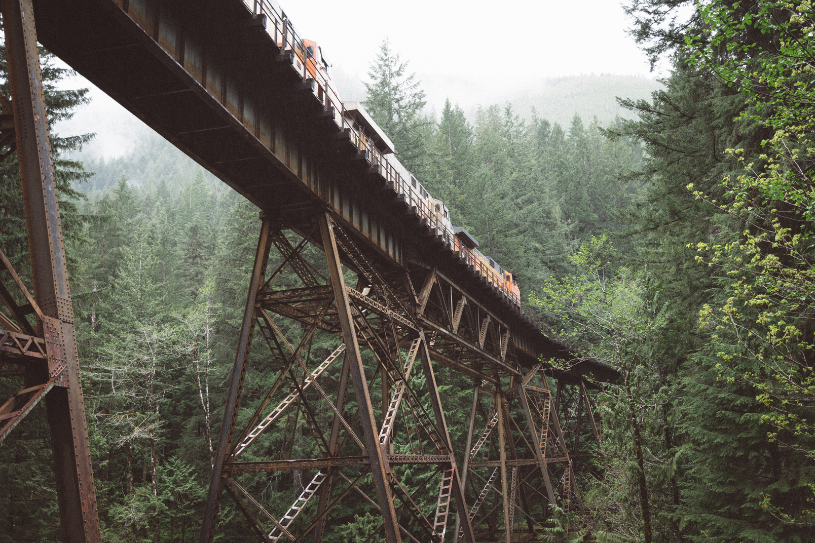 Заброшенный поезд на мосту