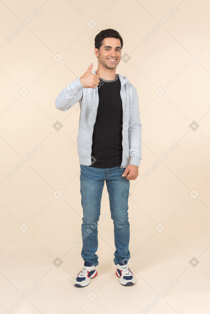 Hombre caucásico sonriente mostrando los pulgares para arriba
