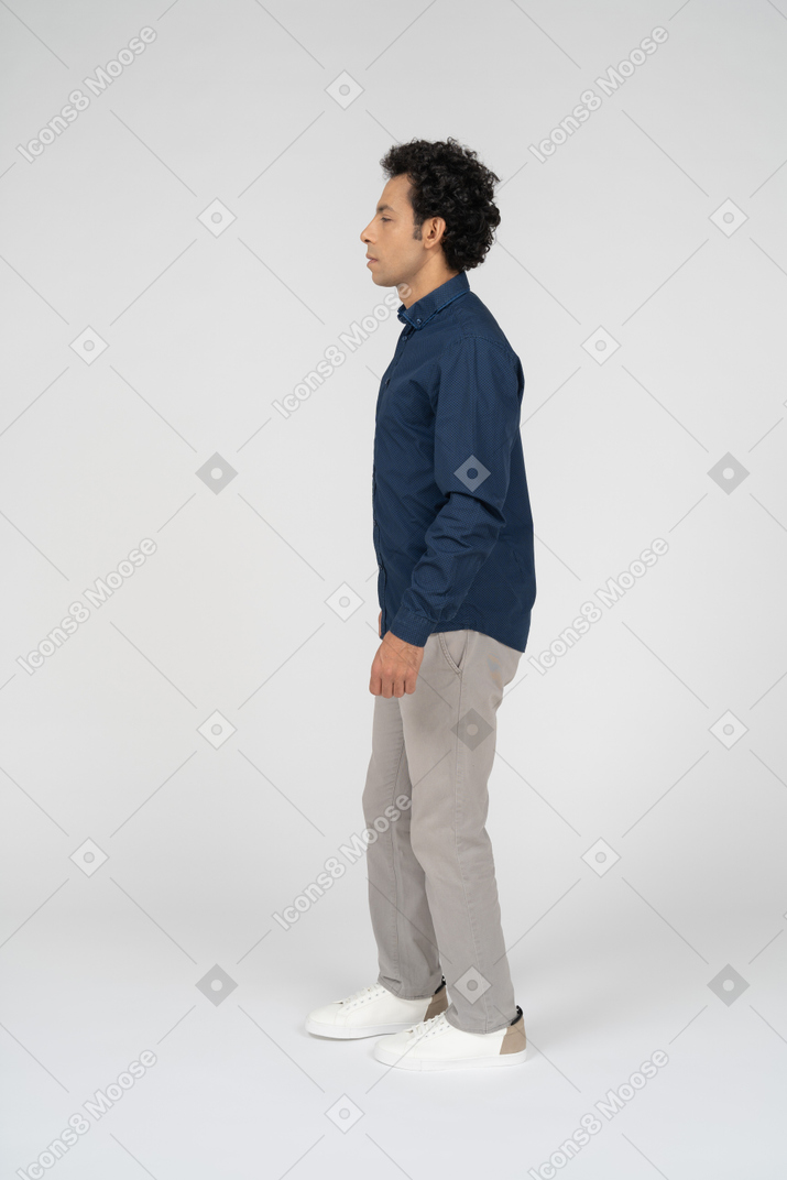 Vista lateral de um homem em roupas casuais