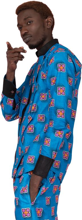 Schwarzer mann im blauen pyjama zeigt