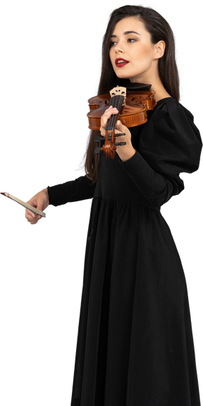 Primo piano di una giovane donna in abito nero a suonare il violino