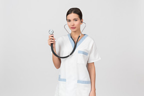 Sourire femme médecin écoute vide avec stéthoscope