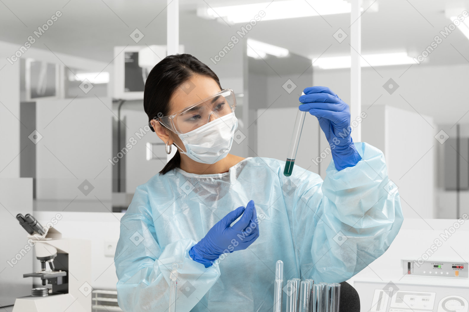 Trabalhador de laboratório, olhando para um tubo de ensaio