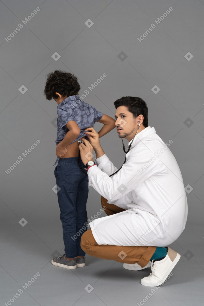 아이를 진찰하는 의사