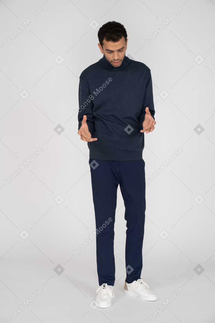 Homem em roupas pretas em pé