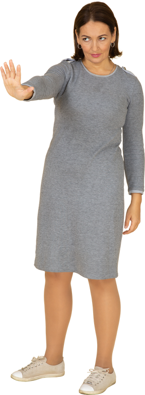 Vista frontal de uma mulher de vestido cinza gesticulando