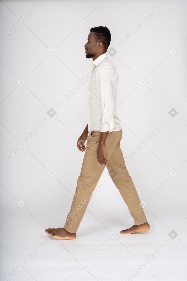 Homme en chemise blanche marchant