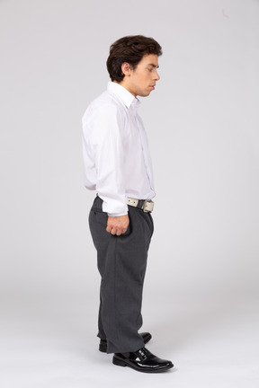 Vista lateral de um homem em roupas casuais de negócios, olhando para longe