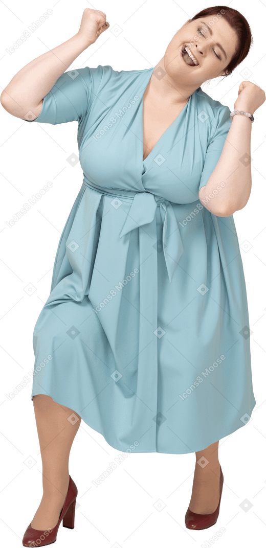Vista frontal de uma mulher feliz em um vestido azul gesticulando