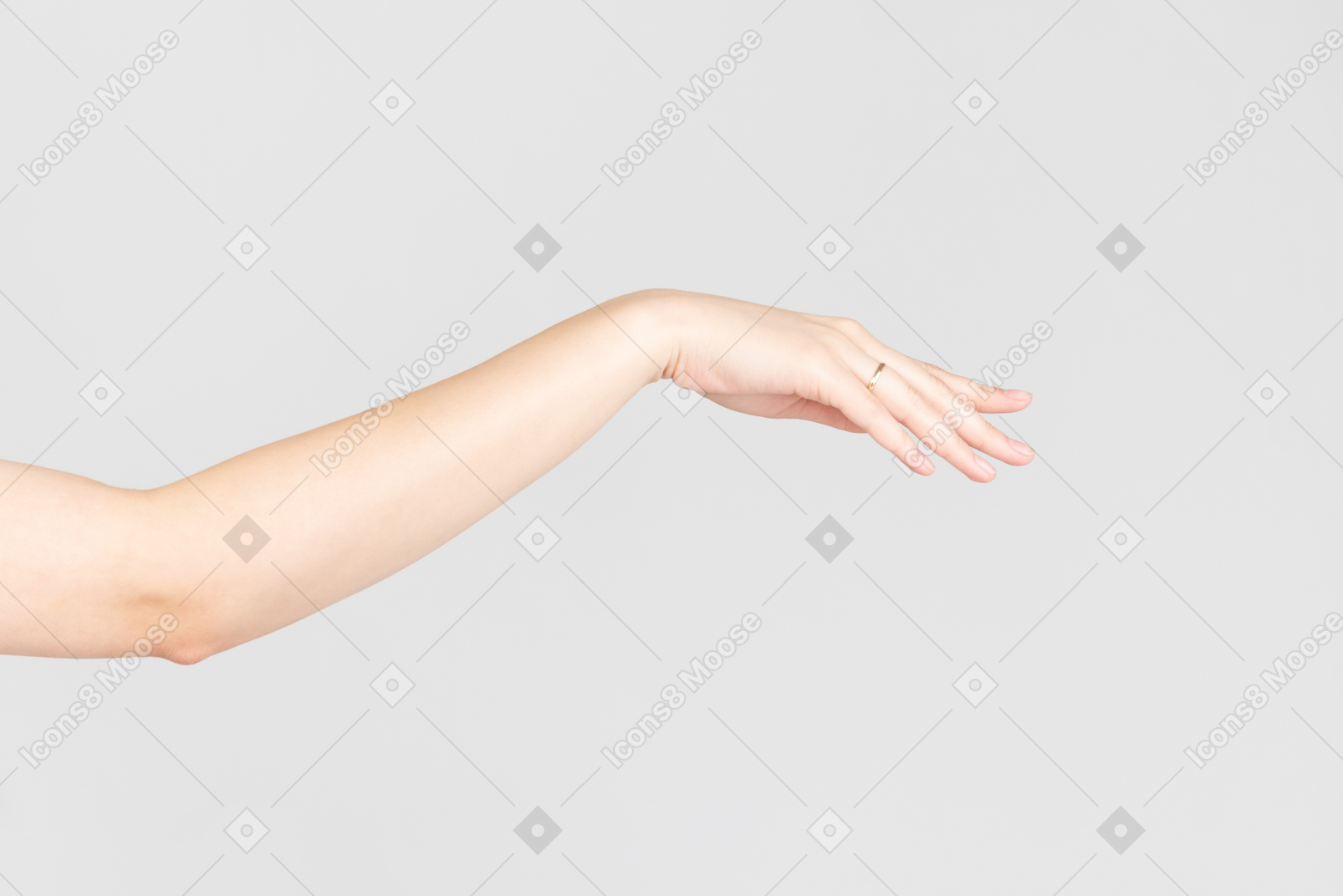 Main féminine avec anneau