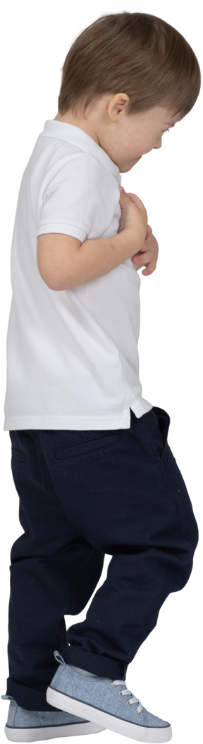 一个男孩走上前双手抱在胸前的侧视图