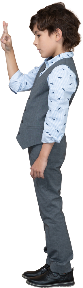 Seitenansicht eines jungen im grauen anzug mit ok-zeichen