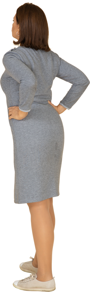 灰色のドレスを着た女性の背面図