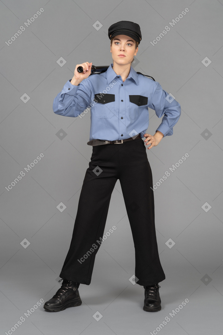 Guardia di sicurezza femminile con un manganello sulla spalla