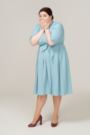 Vista frontale di una donna scioccata in abito blu