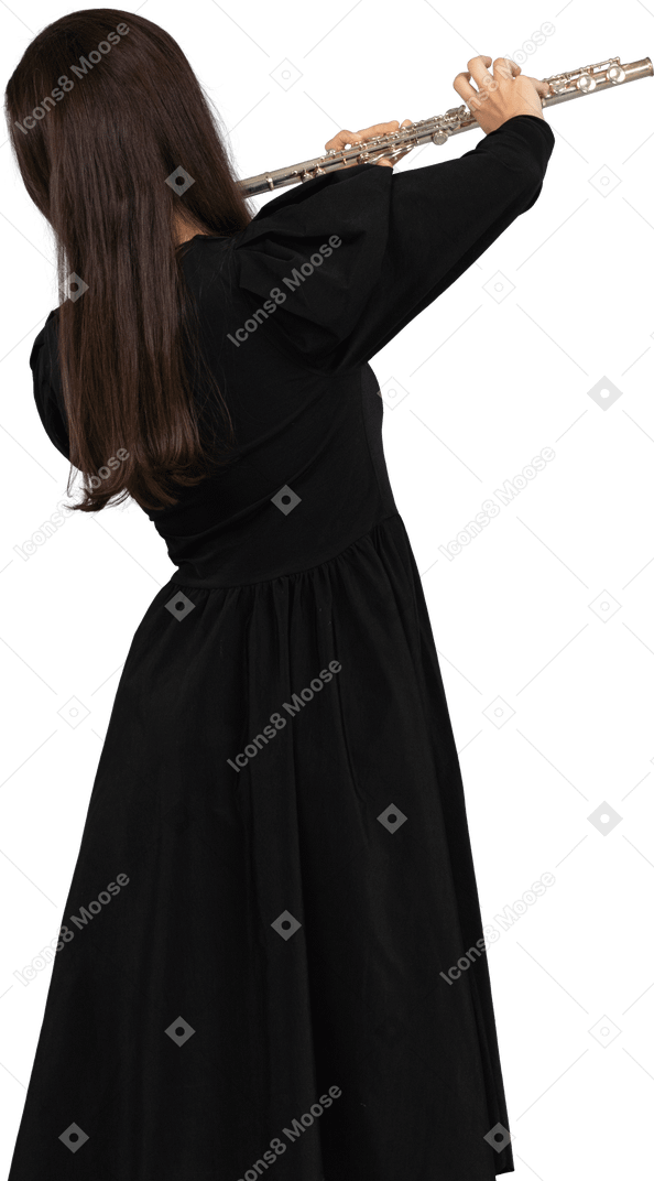 Schwarze ansicht einer jungen dame im schwarzen kleid, die flöte spielt