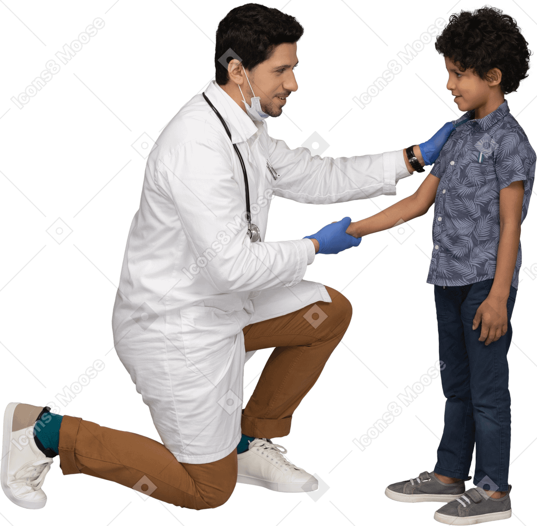 Doctor y niño dándose la mano
