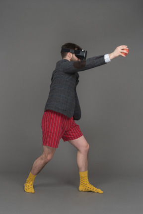 Uomo in vr che lancia l'oggetto