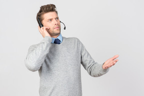 Call-center-agent scheint beim sprechen etwas nicht zu verstehen