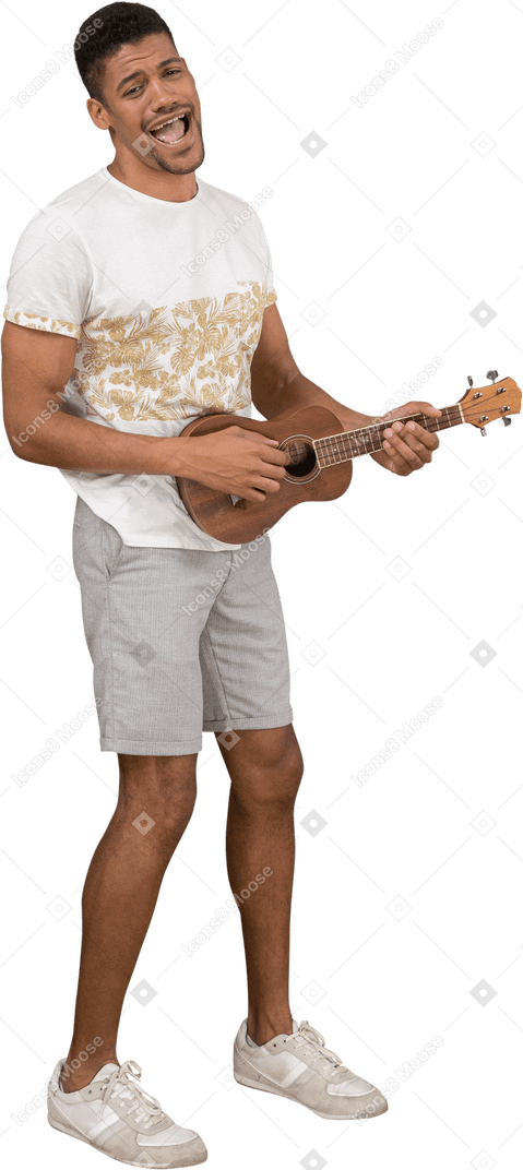 Dreiviertelansicht eines mannes, der ukulele singt und spielt