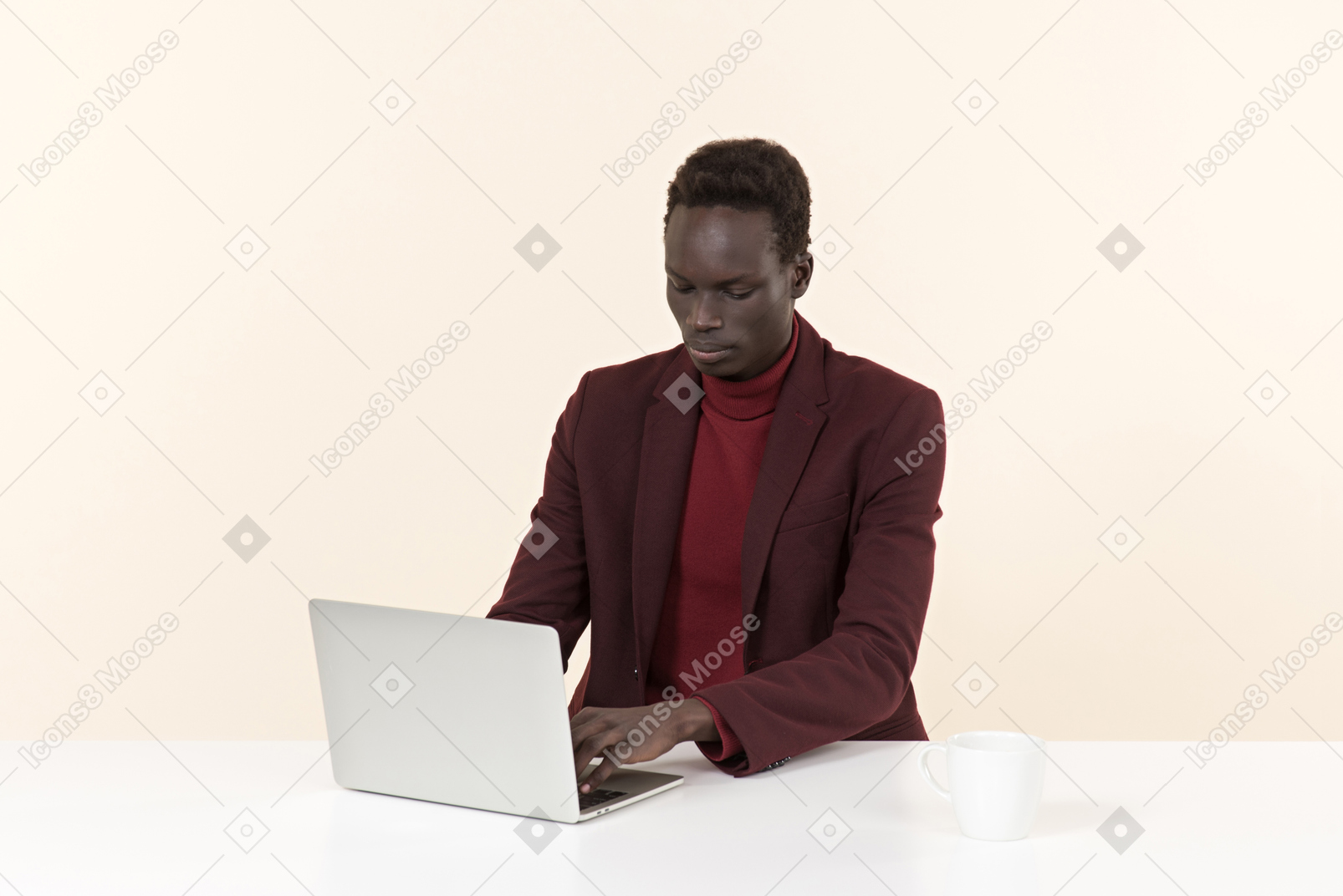 Eleganter schwarzer mann, der am tisch im büro sitzt
