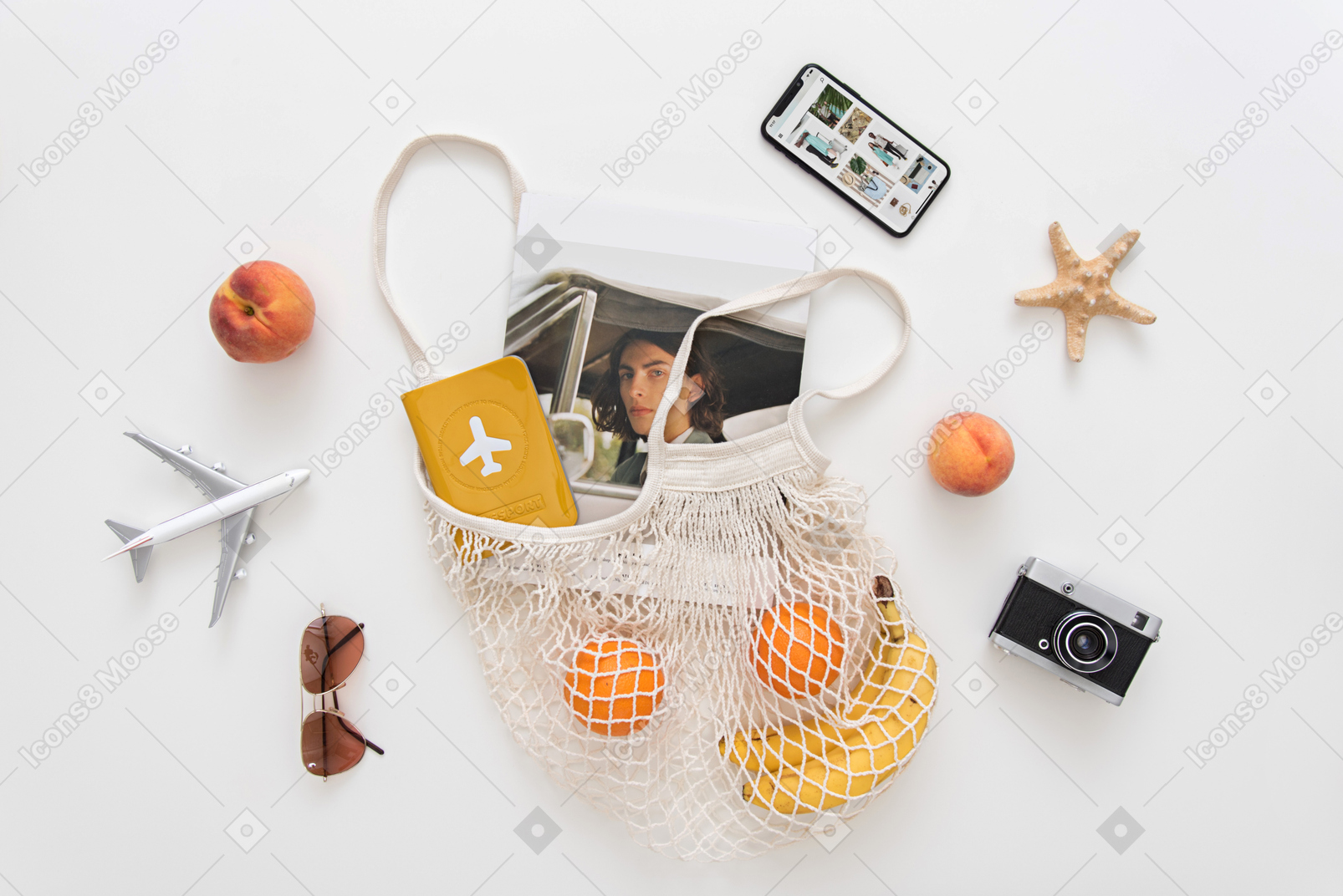 Avoska com frutas, capa de passaporte, revista, modelo de avião, óculos de sol, câmera vintage e smartphone