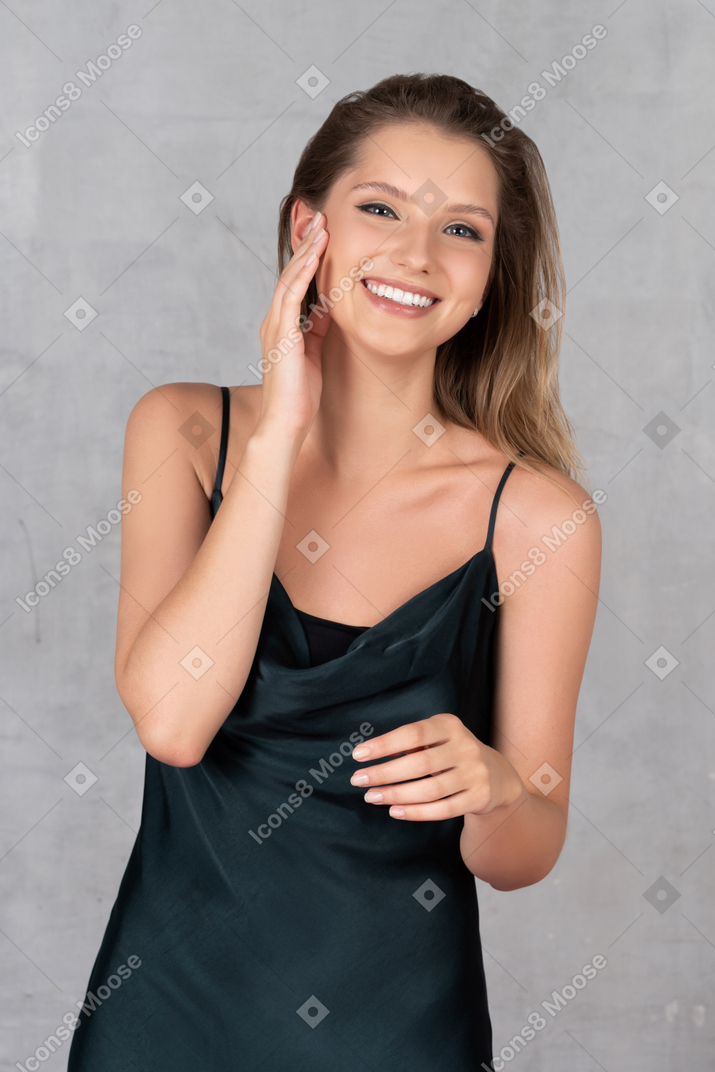 Retrato de uma jovem feliz em vestido de noite