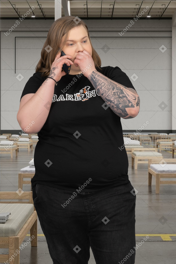 Mulher preocupada falando ao telefone