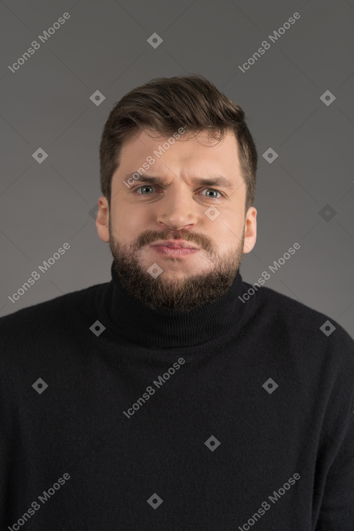 Porträt eines unzufriedenen kaukasischen mannes