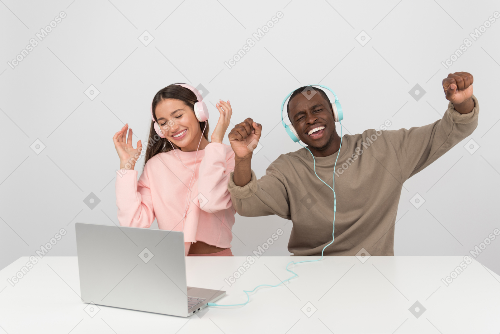 Atractiva pareja escuchando música en auriculares.