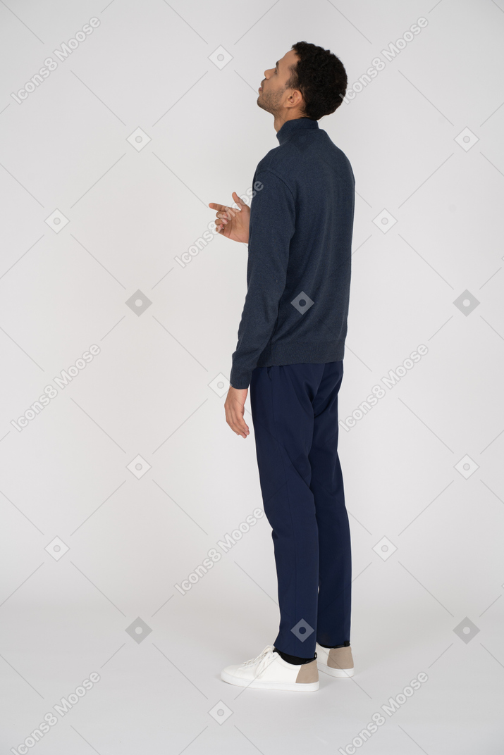 Vista traseira de um homem em roupas casuais gesticulando