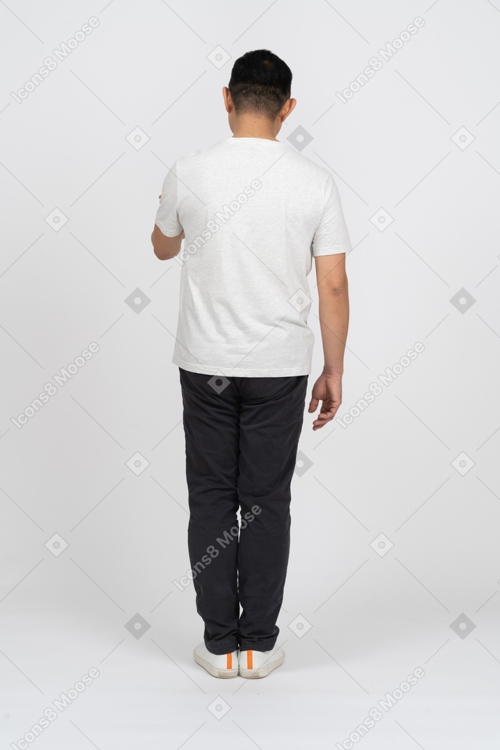カジュアルな服装の男性の背面図
