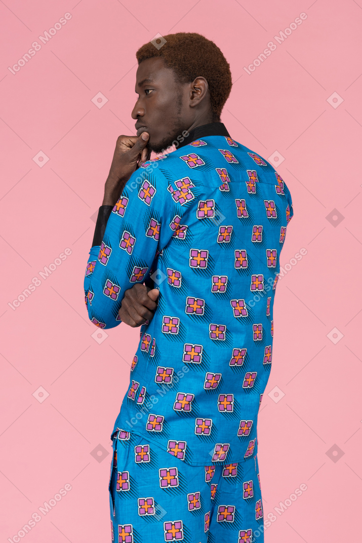 Uomo nero in pigiama blu in piedi