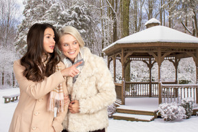 Filles amicales marchant dans le parc