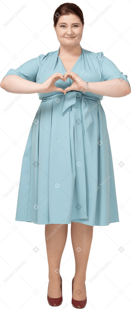 一个穿着蓝色裙子的女人的前视图，显示出心脏的姿态