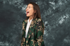 Retrato de mulher de negócios gritando em jaqueta verde japonesa