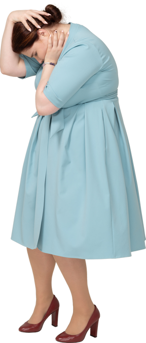 一个穿蓝色裙子的女人摸头的侧视图