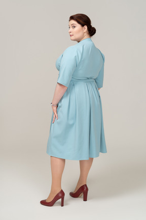 青いドレスを着た女性の背面図