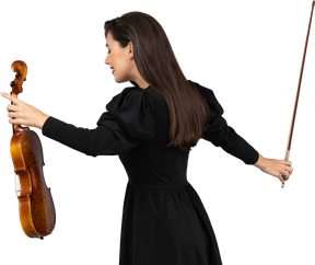 Vue de trois quarts arrière d'une joueuse de violon en robe noire faisant un arc