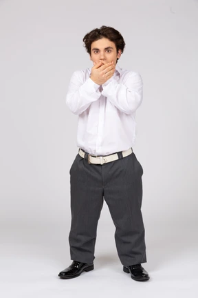 Hombre tapándose la boca con las manos