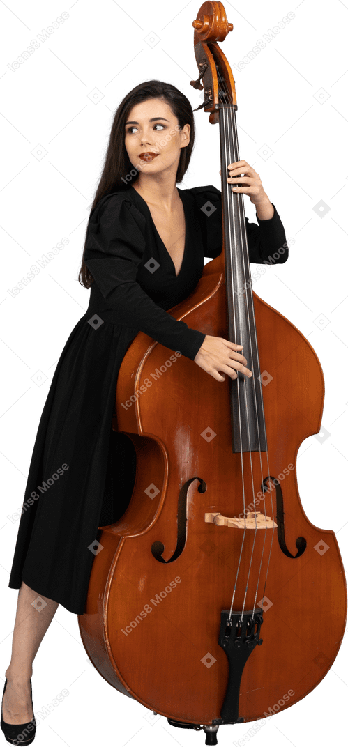 脇を見ながらコントラバスを演奏する黒いドレスを着た若い女性の正面図