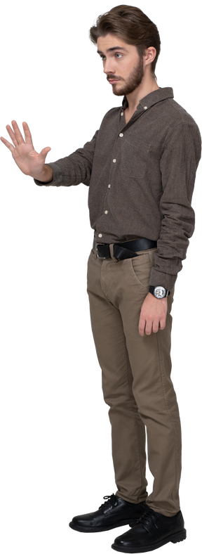 Dreiviertelansicht eines jungen mannes in bürokleidung mit ausgestreckter hand