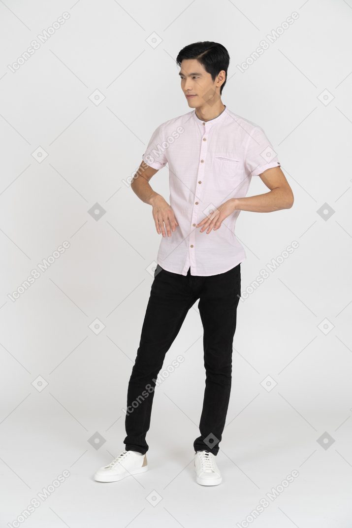 Homem em roupas casuais em pé