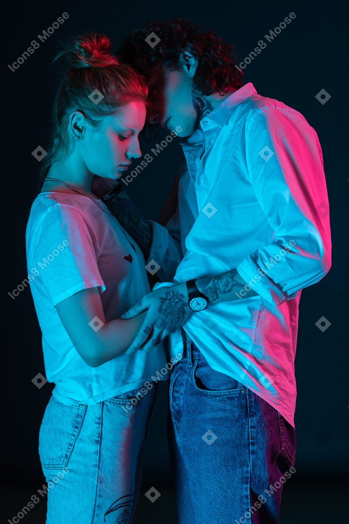 Um casal heterossexual se abraçando no escuro