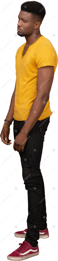 Homem em roupas casuais em pé