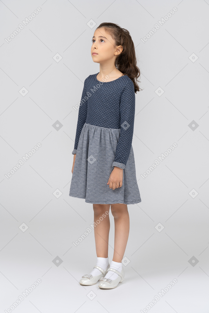 Vista frontale di una ragazza in piedi con le braccia ai lati