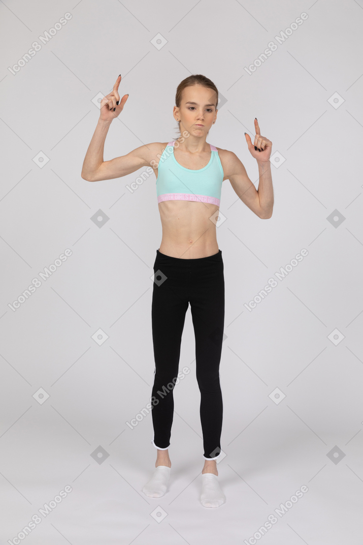 一个十几岁的女孩在运动服举手和争论的侧视图