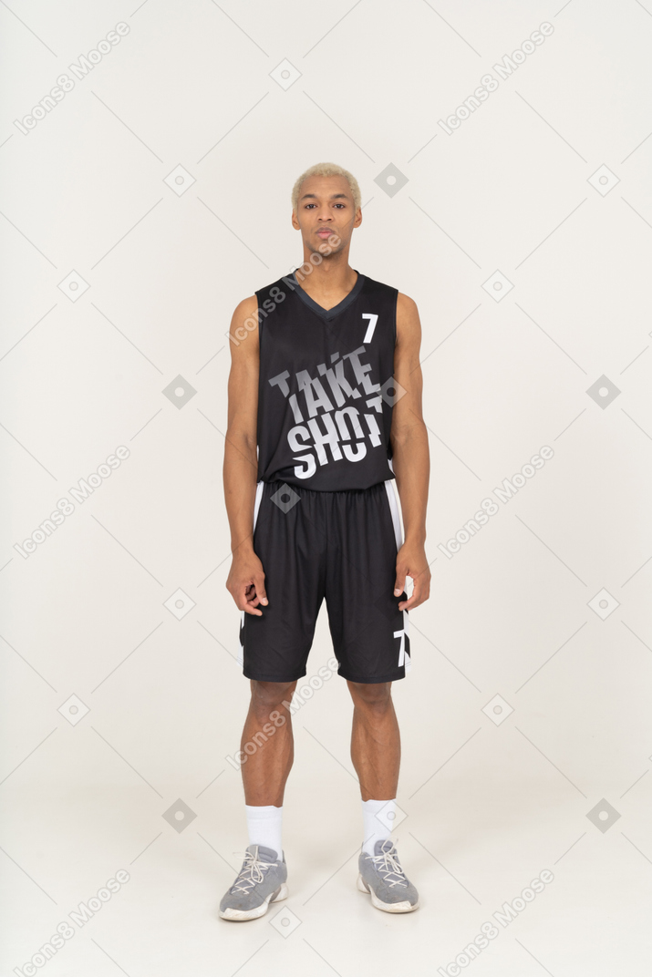 一名年轻男篮球运动员站着不动的前视图